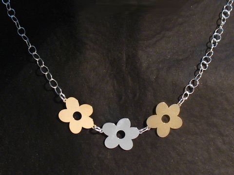 Kette Blume Sterling Silber Gold auf Silber 45 cm, Hersteller Juwelier Harnisch, besteht aus drei blumenförmigen Elementen in Gold und Silber, dezent und elegant für den täglichen Gebrauch.