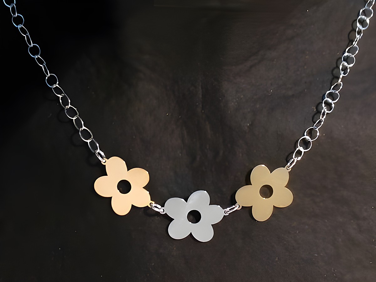 Kette Blume Sterling Silber Gold auf Silber 45 cm, Hersteller Juwelier Harnisch, besteht aus drei blumenförmigen Elementen in Gold und Silber, dezent und elegant für den täglichen Gebrauch.