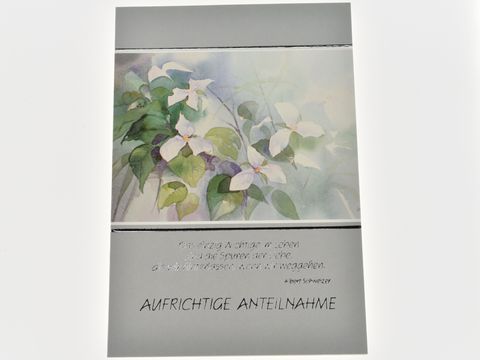 Trauerkarte mit sanfter Aquarellillustration von Blüten und Blättern, versehen mit dem Text Aufrichtige Anteilnahme, Hersteller Juwelier Harnisch.