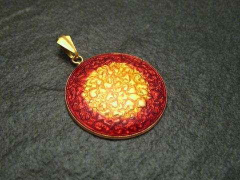 Runder Emaille Anhänger in rot-gelb mit vergoldetem Motiv, vintage Stil, hergestellt von Juwelier Harnisch, ideal für Schmuckliebhaber.