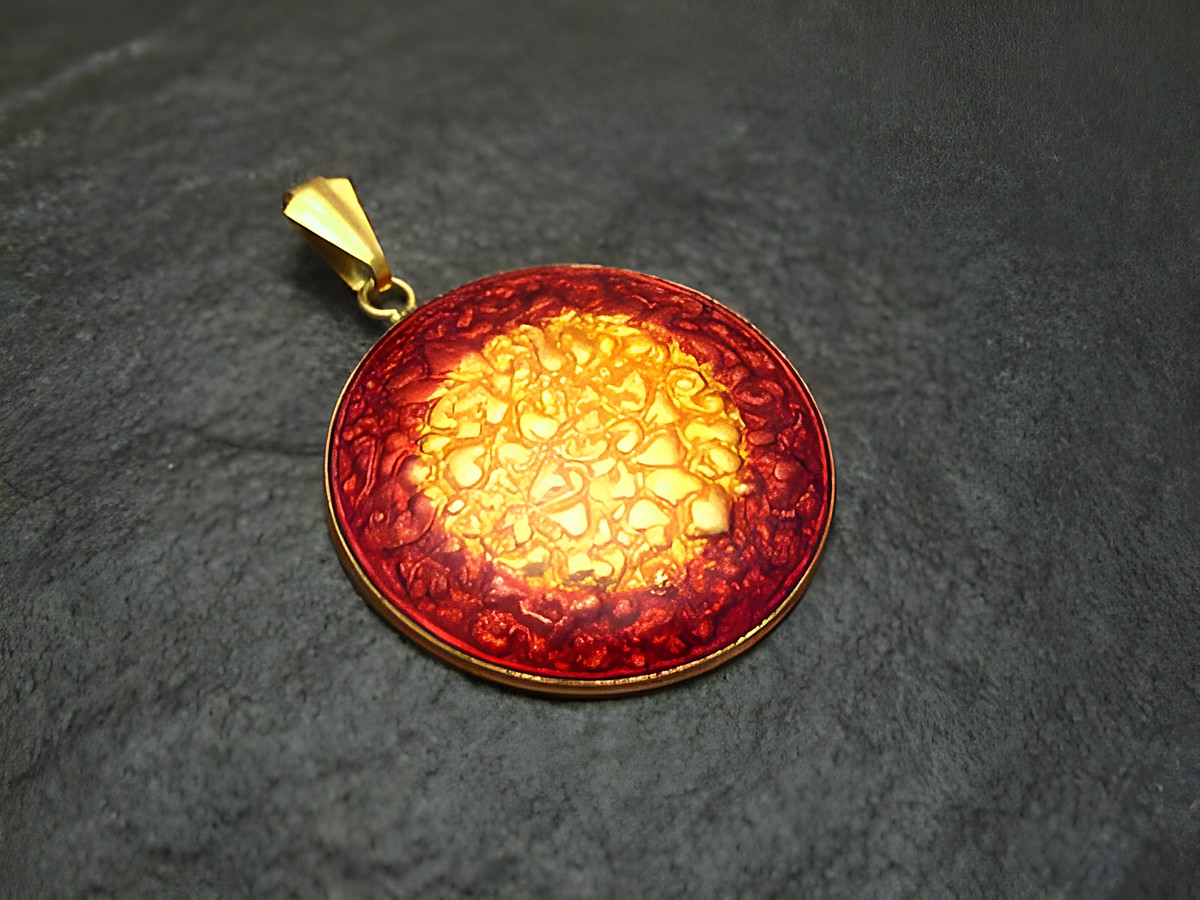 Runder Emaille Anhänger in rot-gelb mit vergoldetem Motiv, vintage Stil, hergestellt von Juwelier Harnisch, ideal für Schmuckliebhaber.