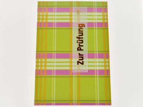 Glückwunschkarte in längs und quer gestreifter Gestaltung, Farben in Grüntönen mit pinken Akzenten, auf der Vorderseite der Schriftzug Zur Prüfung, Hersteller Juwelier Harnisch.
