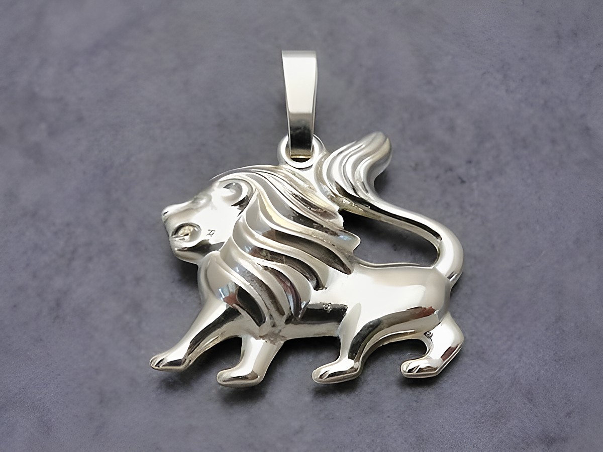 Anhänger Sternzeichen Löwe aus goldfarbenem Kunststoff, plastisch gestaltet, Hersteller Juwelier Harnisch, symbolisiert Stärke und Charakter des Löwen.