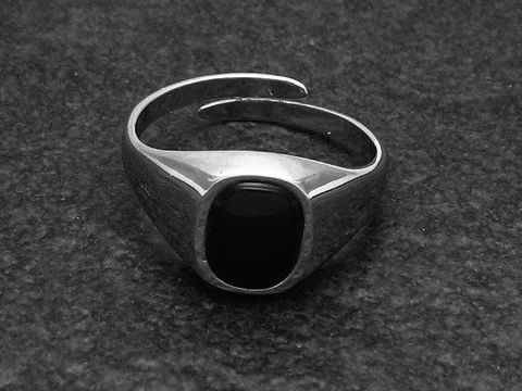 Silberring mit verstellbarer Größe, befindet sich ein schwarzer Onyx-Stein, rhodinierte Oberfläche, elegant und modern, hergestellt von Juwelier Harnisch.