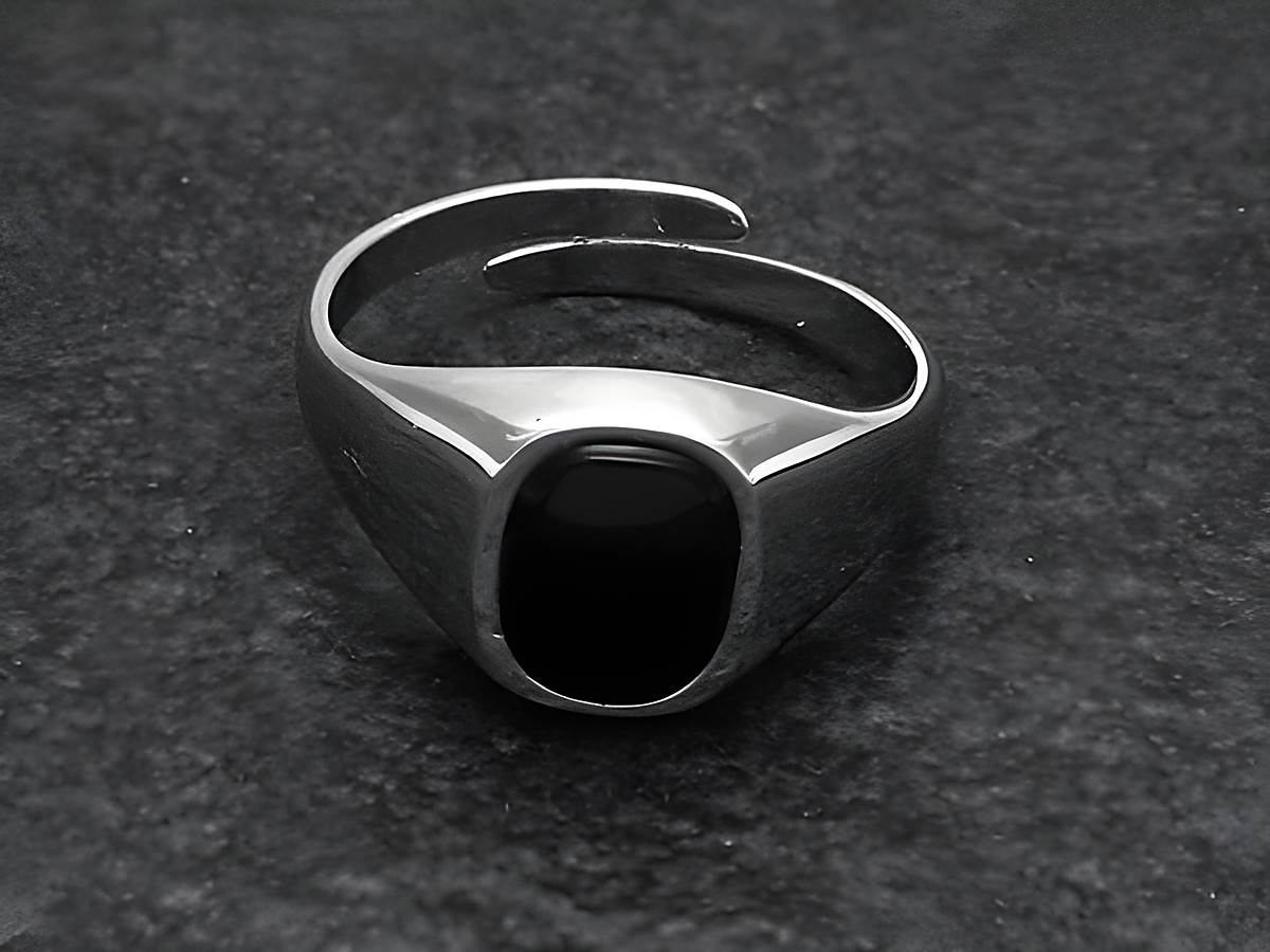Silberring mit verstellbarer Größe, befindet sich ein schwarzer Onyx-Stein, rhodinierte Oberfläche, elegant und modern, hergestellt von Juwelier Harnisch.
