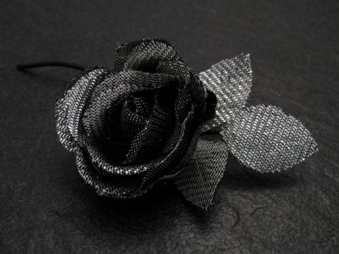 Haarschmuck mit einer geheimnisvollen grauen Rose aus glitzerndem Material und silbernen Blättern, Hersteller Juwelier Harnisch, ideal für festliche Anlässe.