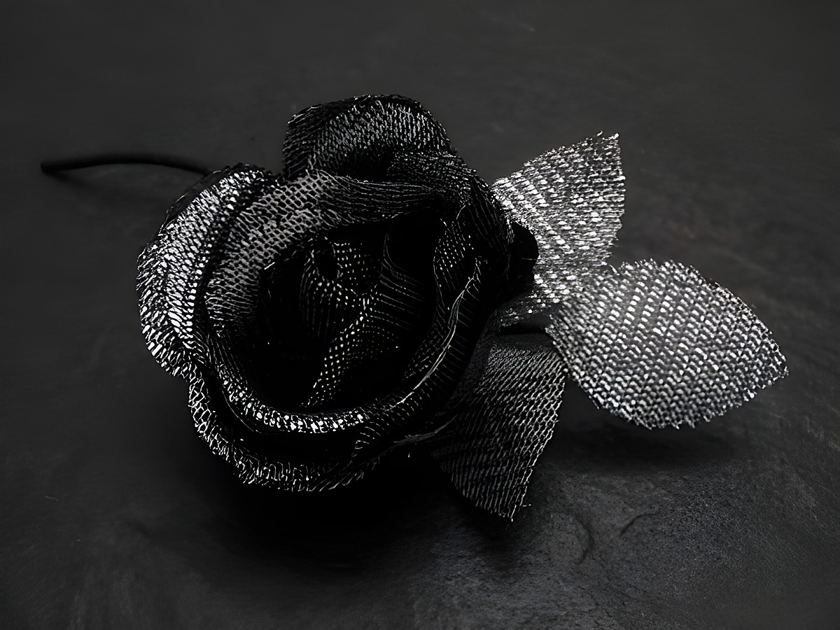 Haarschmuck mit einer geheimnisvollen grauen Rose aus glitzerndem Material und silbernen Blättern, Hersteller Juwelier Harnisch, ideal für festliche Anlässe.