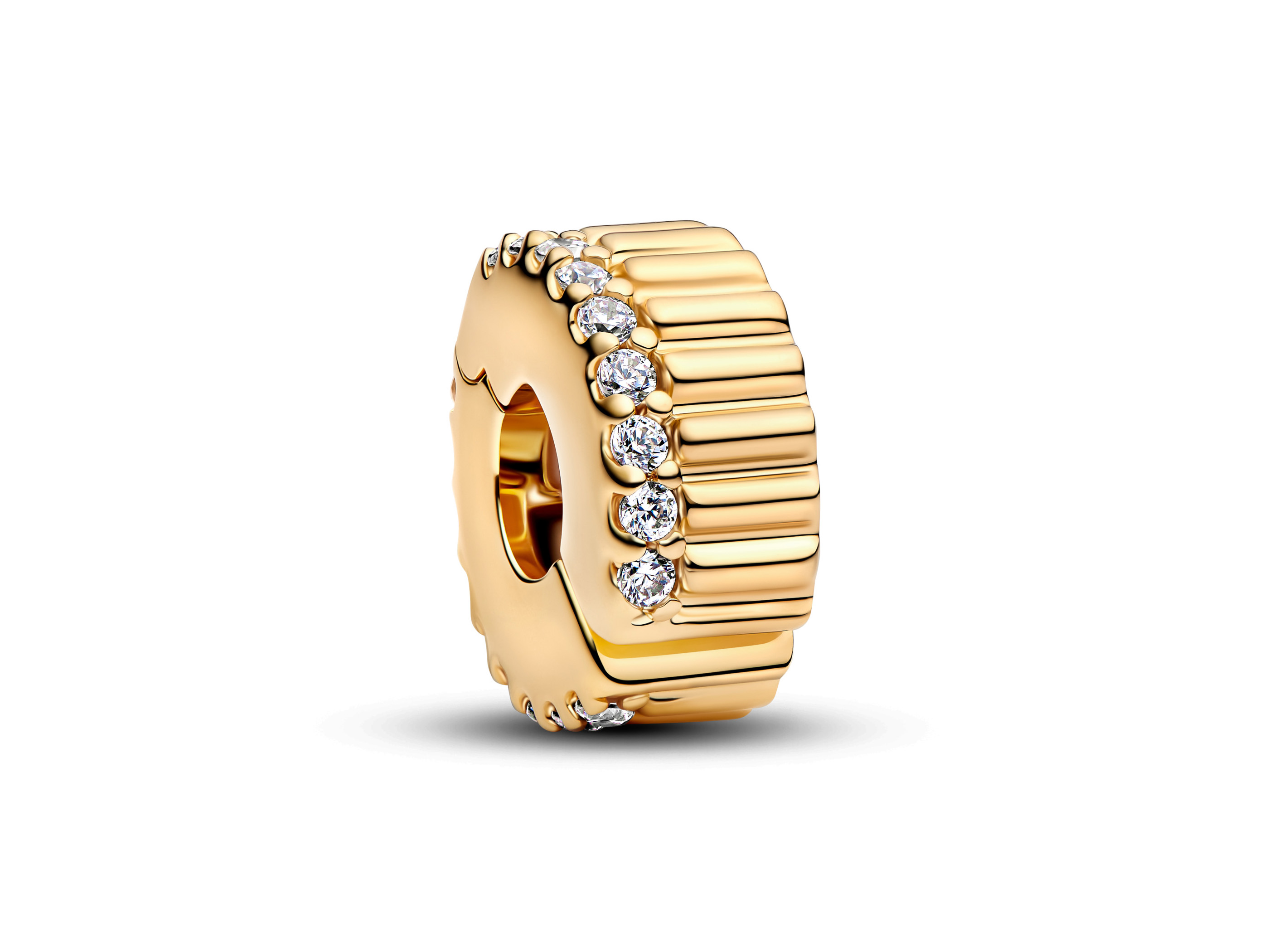 Gerippter Clip-Charm von Pandora aus gelbgoldvergoldetem Material, verziert mit funkelndem Zirkonia, ideal für die individuelle Gestaltung von Schmuckstücken. Neuheiten für stilvolle Akzente.