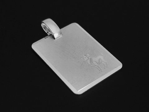 Silber Anhänger mit einer mattierten Gravurplatte und dem Sternzeichen Widder, hergestellt von Juwelier Harnisch. Der Anhänger zeigt eine feine Darstellung des Widders.