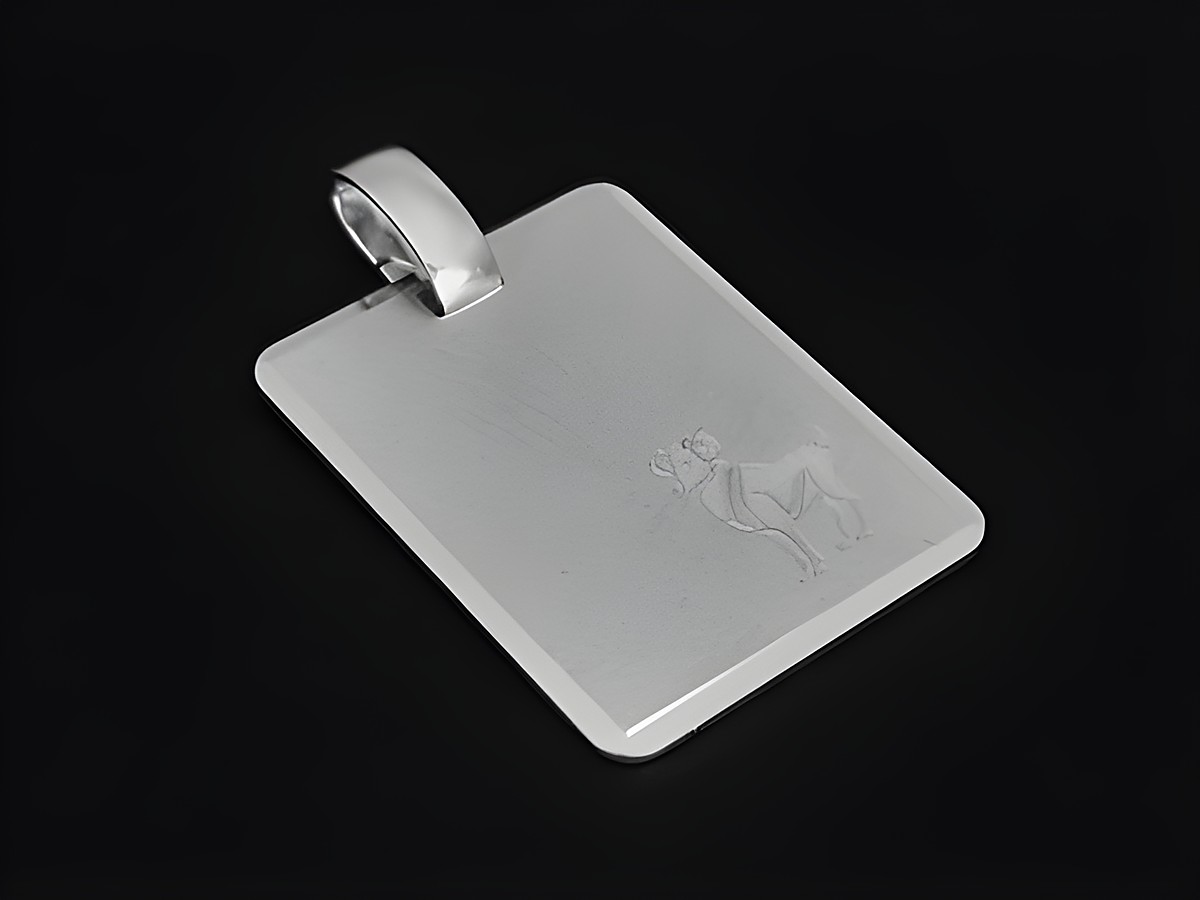 Silber Anhänger mit einer mattierten Gravurplatte und dem Sternzeichen Widder, hergestellt von Juwelier Harnisch. Der Anhänger zeigt eine feine Darstellung des Widders.