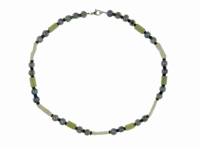 Perlenkette aus Süßwasser-Zuchtperlen in Weiß, Grau und Grün mit Serpentin, 4,5-7,5 mm, 42 cm lang, mit Silberverschluss, Hersteller Juwelier Harnisch, dekoriert mit Steinen.