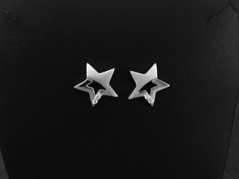 Silber Ohrstecker rhodiniert in Sternform, traumhaft teilmattiert mit Zirkonia, Hersteller Juwelier Harnisch, modernes Design für stilvolle Akzente.