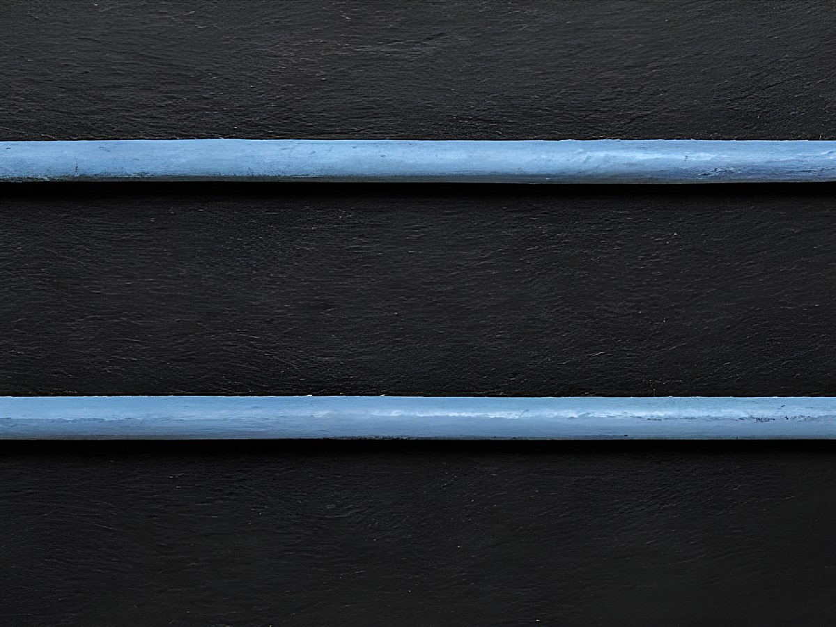 Zwei hellblaue Ketten aus Ziegenleder mit einer Länge von ca. 100 cm und einer Dicke von 1,2 mm auf einem schwarzen Hintergrund, hergestellt von Juwelier Harnisch.