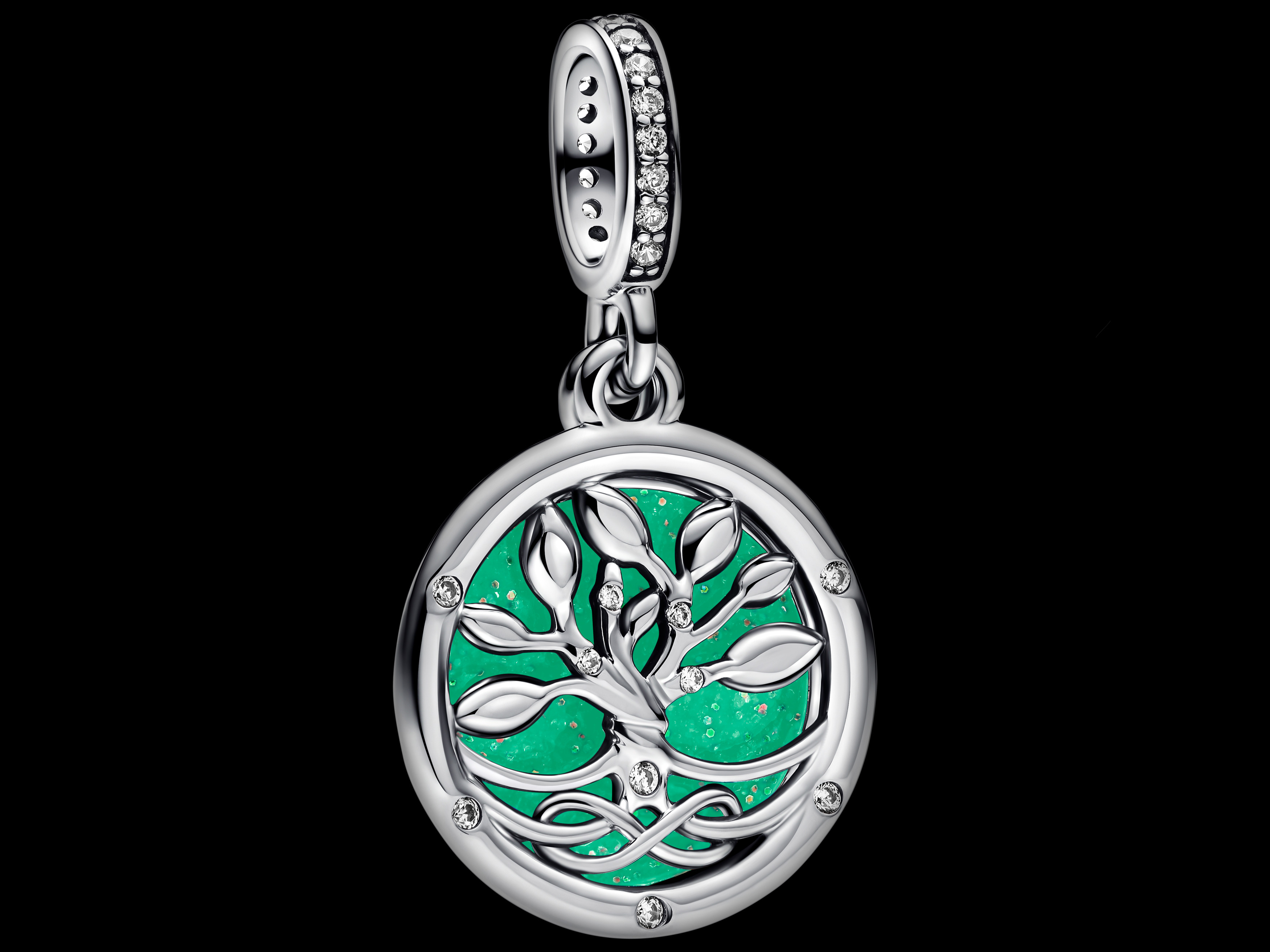 Schmuckstück von Pandora, Charm mit Unendlichkeitsbaum aus Silber, Zirkonia und leuchtendem Design, leuchtet in der Dunkelheit, elegante Detailverarbeitung, ideale Neuheit für Schmuckliebhaber.