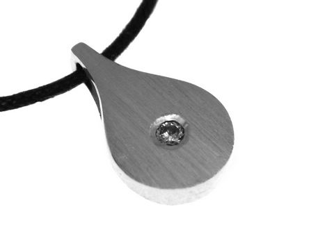 Weißgold Goldanhänger 585 in Tropfenform mit einem Brillant, gefertigt von Juwelier Harnisch, kombiniert mit einem schwarzen Band, elegantes und modernes Design.