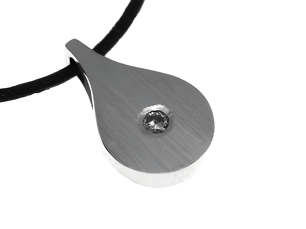 Weißgold Goldanhänger 585 in Tropfenform mit einem Brillant, gefertigt von Juwelier Harnisch, kombiniert mit einem schwarzen Band, elegantes und modernes Design.