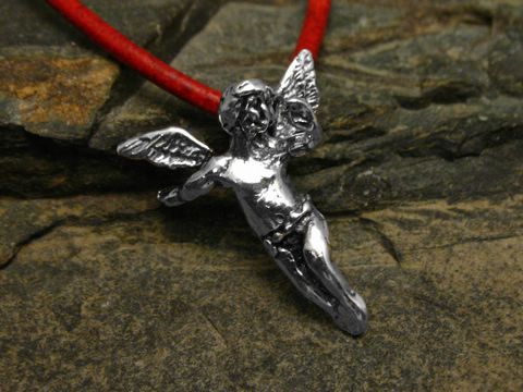 Engel aus Sterling Silber Anhänger mit detaillierten Flügeln, an einer roten Kette befestigt, elegant und symbolisch, Hersteller Juwelier Harnisch.