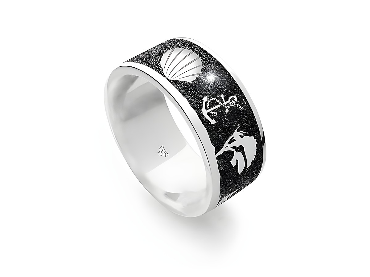 DUR Lavasand Ring Nachtring Ostsee R5230.56 aus Sterling Silber in Größe 56 mit schwarzem Lavasand und maritimen Motiven wie Muschel und Seepferdchen.