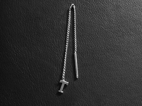 Silber Ohrring mit Buchstaben T als Ohrhänger von Juwelier Harnisch, bestehend aus einer feinen Kette und einem eleganten Design, ideal als modisches Accessoire.