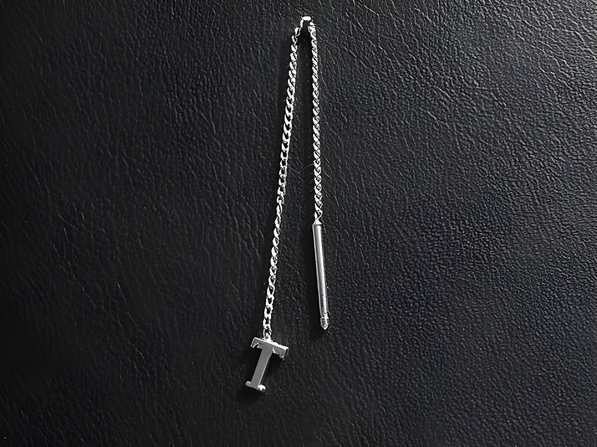 Silber Ohrring mit Buchstaben T als Ohrhänger von Juwelier Harnisch, bestehend aus einer feinen Kette und einem eleganten Design, ideal als modisches Accessoire.