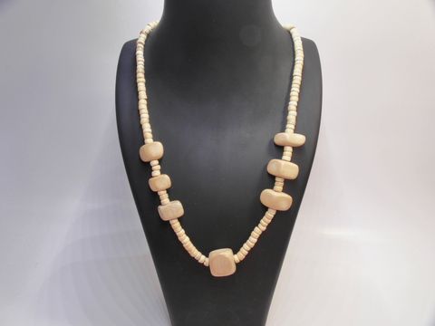 Holzkette mit Quadern in naturbraun, 27 mm, Länge 60 cm, gefertigt aus Holz, Hersteller: Juwelier Harnisch. Die Kette zeigt ein elegantes Design mit alternierenden Quadern und runden Elementen.