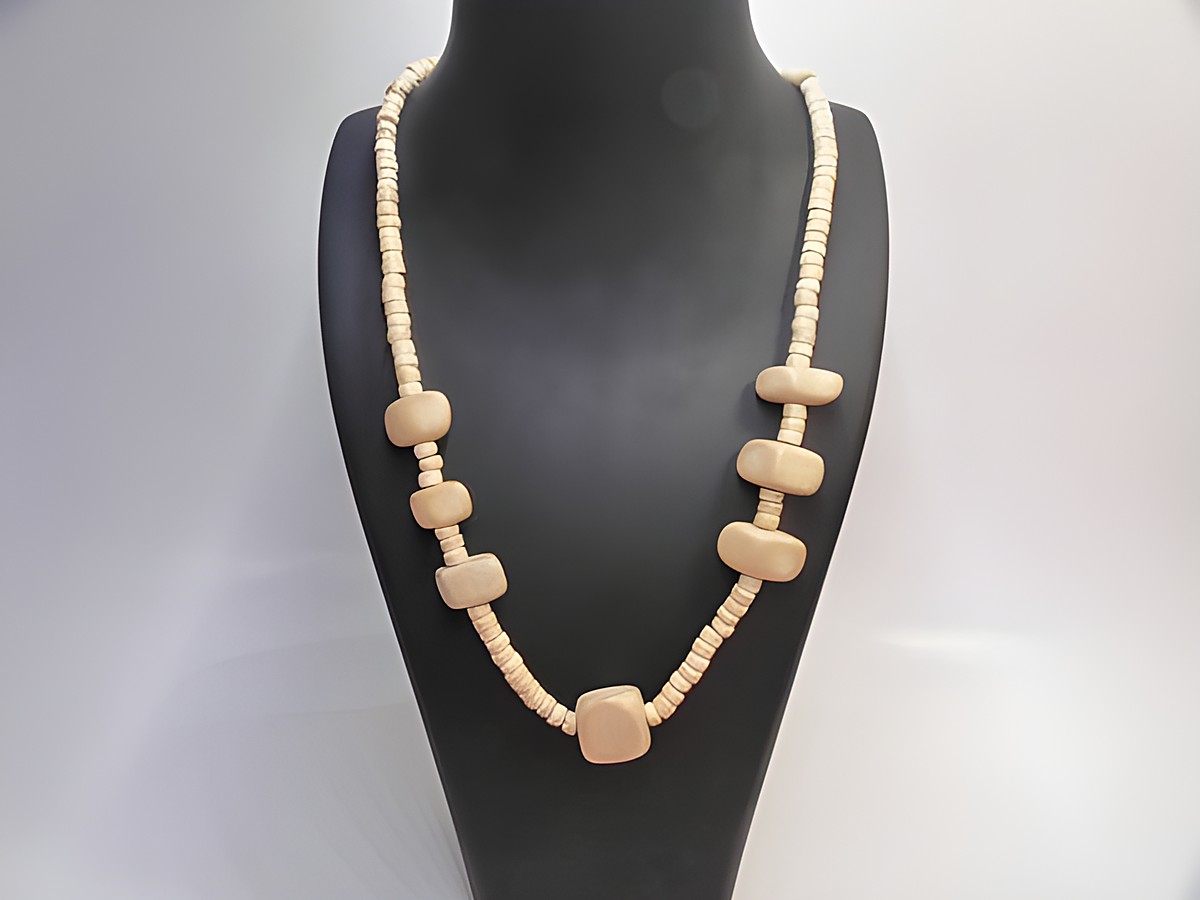 Holzkette mit Quadern in naturbraun, 27 mm, Länge 60 cm, gefertigt aus Holz, Hersteller: Juwelier Harnisch. Die Kette zeigt ein elegantes Design mit alternierenden Quadern und runden Elementen.