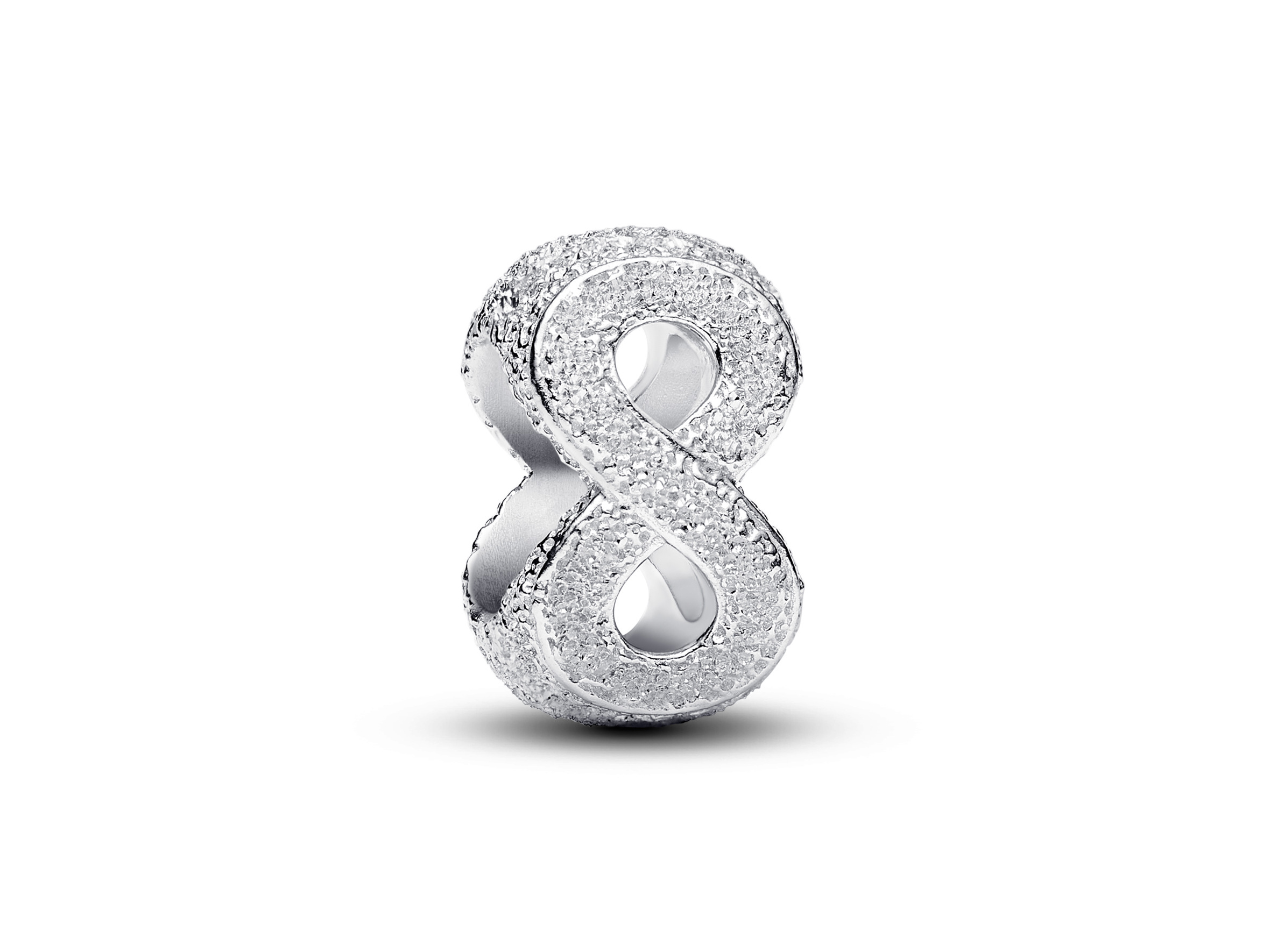Silberner Mini-Charm in Form eines strukturierten Unendlichkeits Symbols von Pandora, glitzernd und modern gestaltet, ideal für Armbänder und persönliche Schmuckstücke. Neuheit von Pandora.