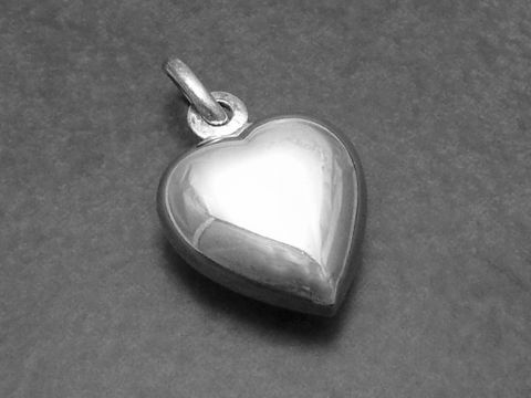 Silber Herz plastisch und poliert, Hersteller Juwelier Harnisch, hochwertiger Anhänger in Herzform mit glänzender Oberfläche, ideal für persönliche Geschenke oder Schmuckkollektionen.