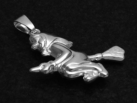 Ein glänzender Anhänger aus Sterling Silber, der eine Hexe auf einem Besen darstellt, gefertigt vom Juwelier Harnisch, ideal für Liebhaber von Hexenmotiven.