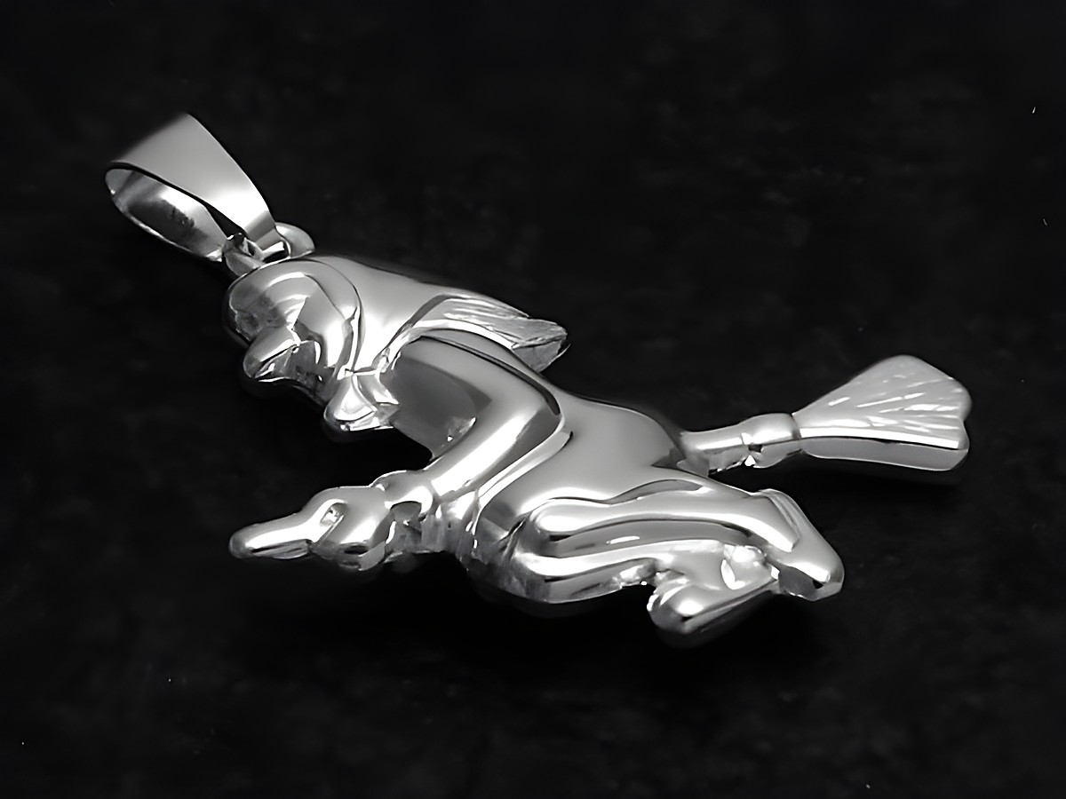 Ein glänzender Anhänger aus Sterling Silber, der eine Hexe auf einem Besen darstellt, gefertigt vom Juwelier Harnisch, ideal für Liebhaber von Hexenmotiven.