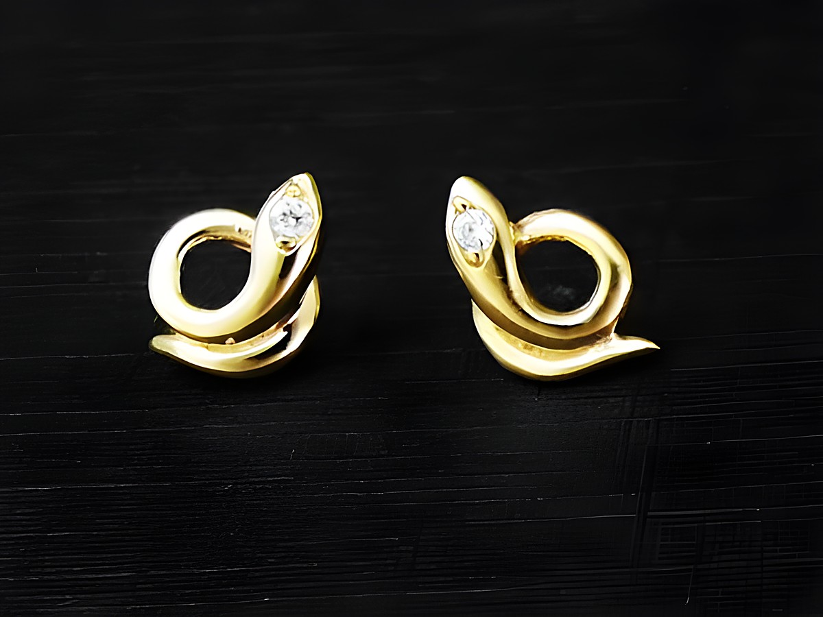 Gold Ohrringe in Schlangenform als Ohrstecker aus 333 Gold mit Zirkonia, Hersteller Juwelier Harnisch, elegant und stilvoll, ideal für besondere Anlässe.