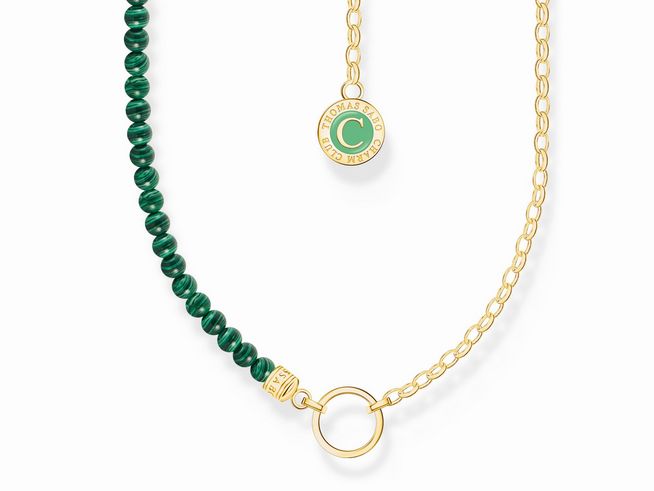 Grüne Bead-Kette aus Malachit mit silberner und vergoldeter Gliederkette von Thomas Sabo, versehen mit einem runden Anhänger und einem markanten Ringverschluss.