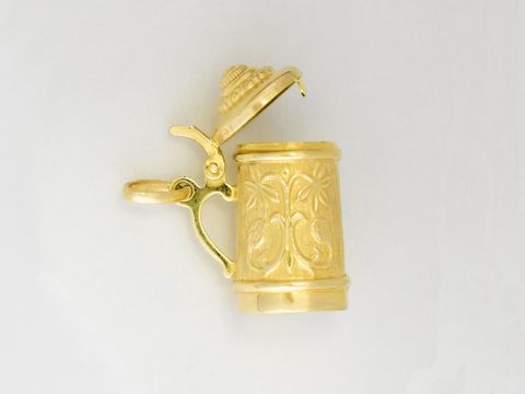 Ein beweglicher Bierkrug aus Gold 333 mit detaillierter Gravur und einem goldenen Anhänger, hergestellt von Juwelier Harnisch, ideal für Sammler und Liebhaber.
