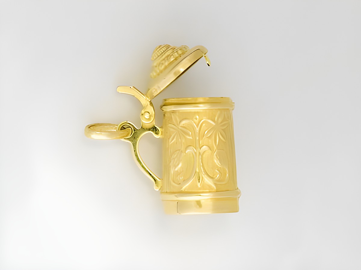 Ein beweglicher Bierkrug aus Gold 333 mit detaillierter Gravur und einem goldenen Anhänger, hergestellt von Juwelier Harnisch, ideal für Sammler und Liebhaber. – Ansicht 2