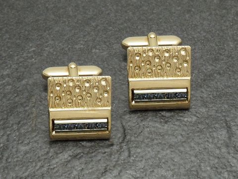 Manschettenknöpfe vergoldet mit funkelndem blauen Strass, Hersteller Juwelier Harnisch, goldfarbenes Design mit dekorativer Oberflächenstruktur.
