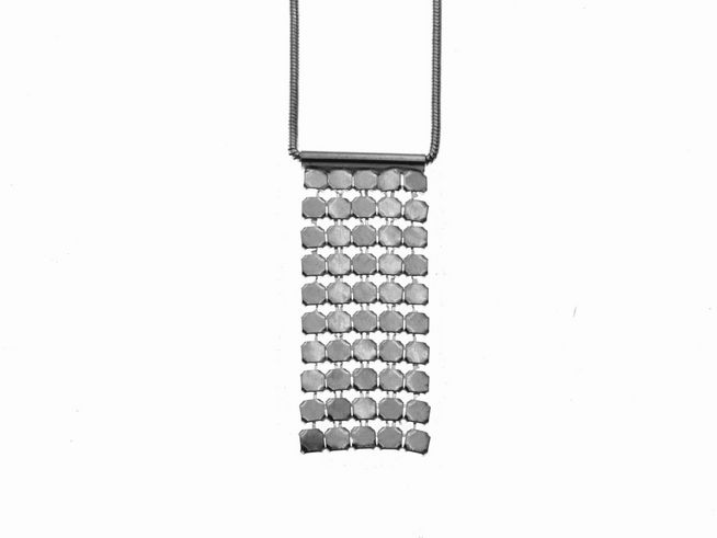 Kette mit Anhänger schön aus Sterling Silber, 44 cm lang, mit einem eleganten Mittelteil aus geometrischen Elementen, hergestellt von Juwelier Harnisch.