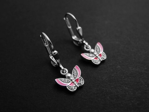 Ohrringe in Form von Schmetterlingen aus rhodiniertem Sterling Silber mit rosa-fuchsia Lack und Zirkonia. Stilvolles Design für Kinder vom Hersteller Juwelier Harnisch.