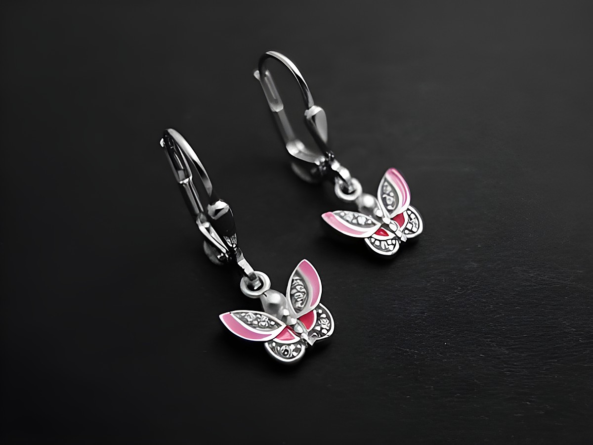 Ohrringe in Form von Schmetterlingen aus rhodiniertem Sterling Silber mit rosa-fuchsia Lack und Zirkonia. Stilvolles Design für Kinder vom Hersteller Juwelier Harnisch.