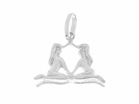 Ein zweifacher, rhodinierter Anhänger aus 925 Sterling Silber, der die Symbole der Zwillinge in Form von zwei sitzenden Figuren darstellt, designed vom Juwelier Harnisch.