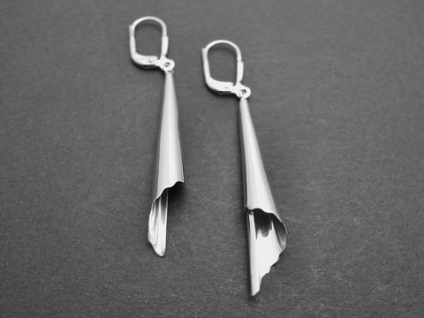 Silber Ohrringe - Kegel rhodiniert - designorientiert von Juwelier Harnisch, eleganter Ohrhänger ohne Stein, perfekt für stilvolle Outfits.