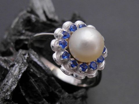 Weißgold Perlen Ring - Blühte - Gr. 55,5 - 6,9 mm Zuchtperle mit synthetischen Saphiren, Hersteller Juwelier Harnisch, bis Gr. 56/18. Elegantes Schmuckstück mit floralem Design.