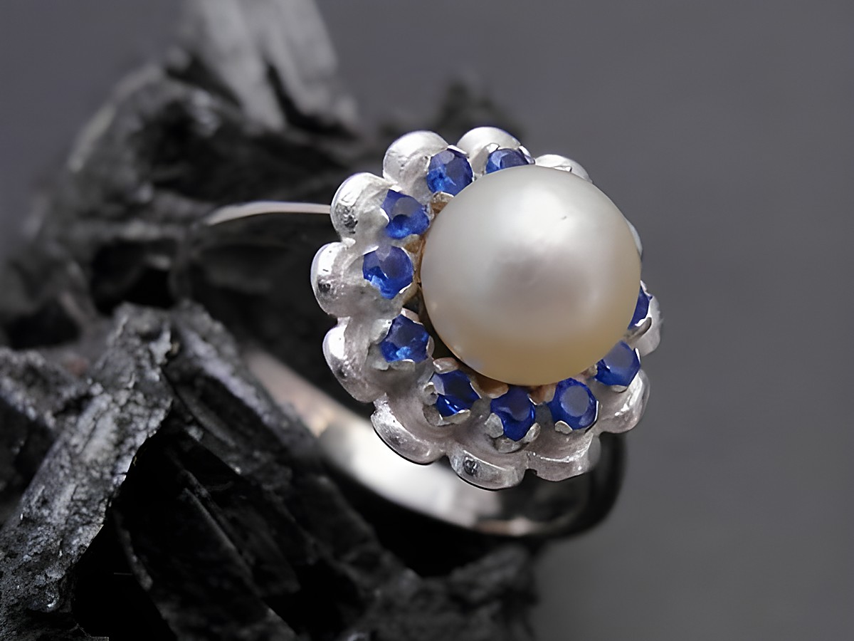 Weißgold Perlen Ring - Blühte - Gr. 55,5 - 6,9 mm Zuchtperle mit synthetischen Saphiren, Hersteller Juwelier Harnisch, bis Gr. 56/18. Elegantes Schmuckstück mit floralem Design.