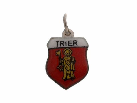 Silberanhänger mit dem Stadtwappen von Trier, Deutschland. Das Wappen zeigt einen heiligen Schutzpatron in der Mitte, umgeben von rotem Hintergrund und dem Schriftzug Trier oben.
