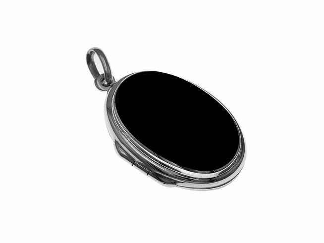 Medaillon Anhänger aus synthetischem Onyx in ovaler Form, gefertigt aus 925 Sterling Silber, hergestellt von Juwelier Harnisch, zeigt eine elegante, schlichte Oberfläche.