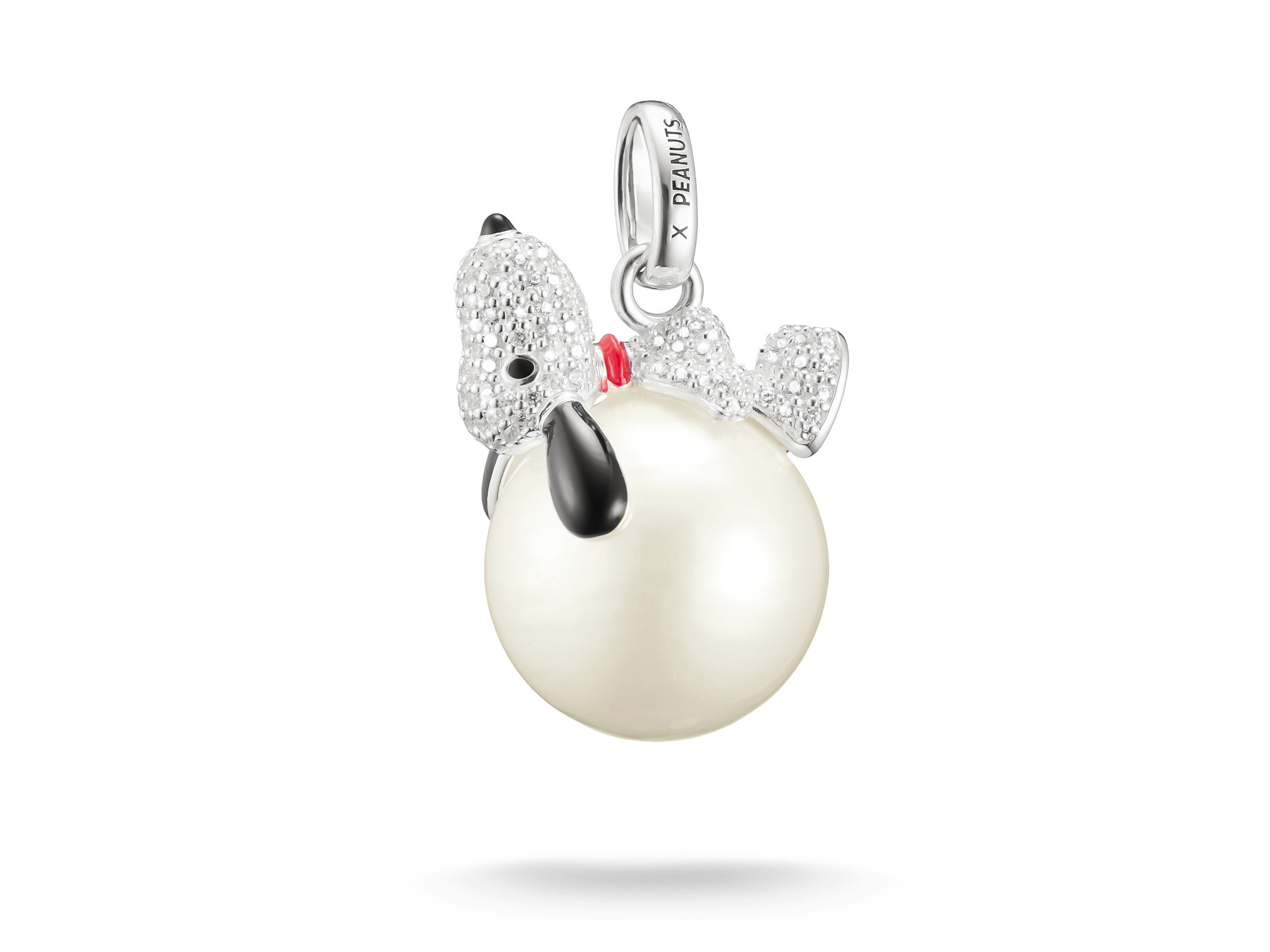 Thomas Sabo PE990-691-14 Peanuts Anhänger zeigt Snoopy, der auf einem großen, glänzenden Schneeball sitzt. Der Anhänger ist mit funkelnden Details verziert und in edlem Silber gehalten.