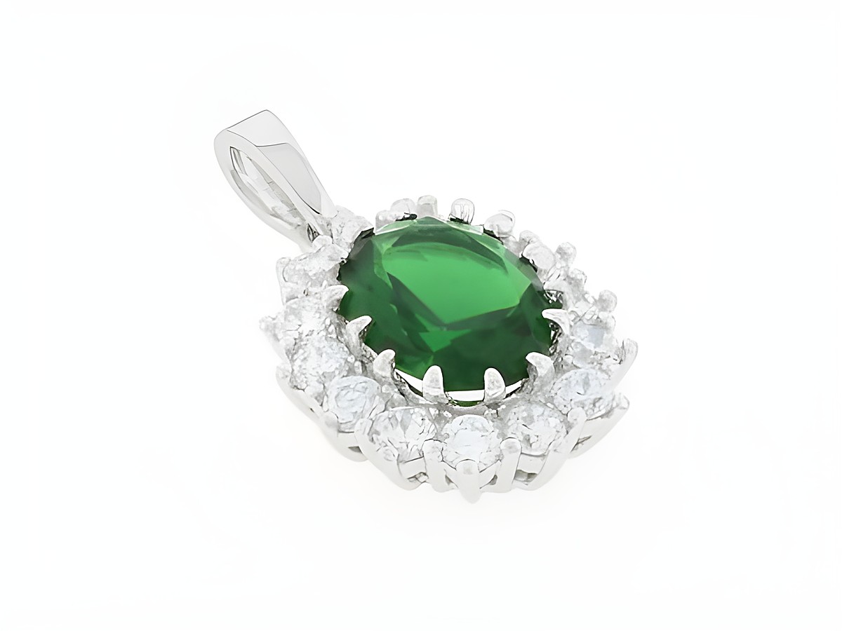 Silber Anhänger oval ausdruckstark mit grünem Zirkonia, umgeben von funkelnden klaren Zirkonia. Hersteller Juwelier Harnisch. Ideal für elegante Akzente im Schmuck.