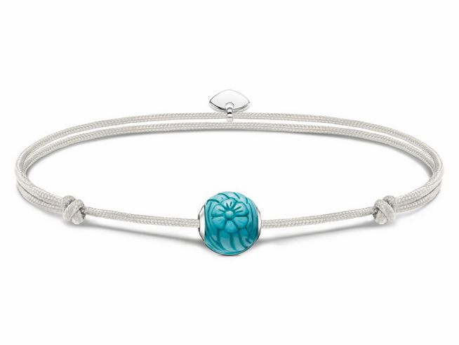 Textilarmband von Thomas Sabo in Silber mit einem türkisen Karma Bead aus Aventurin, verstellbar bis 22 cm, schlichtes und elegantes Design.
