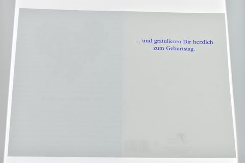 Die Geburtstagskarte zeigt innen eine blaue Schrift mit dem Text "... und gratulieren Dir herzlich zum Geburtstag." Hersteller ist Juwelier Harnisch, für Geburtstagskarten.