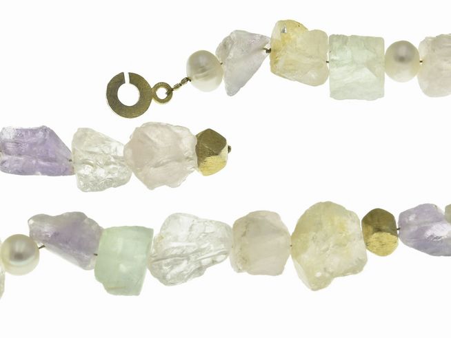 Steinkette 46-54 cm mehrfarbig aus Rosenquarz, Bergkristall und Citrin, hergestellt von Juwelier Harnisch, Steinketten, mit unregelmäßigen, glitzernden Steinen und goldenen Elementen.