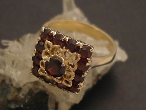 Ein königlicher Goldring aus Gold 585 mit Granatsteinen, Größe 52,5, Hersteller: Juwelier Harnisch, bis Größe 54/17,5, einzigartiges Design mit floralen Elementen.